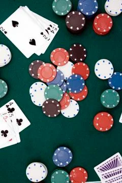 A vertical view of cards and chips of a poker game Foto stock