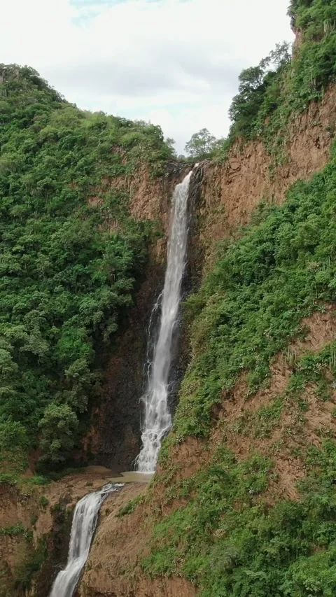 Vertical View Of Cascada el Salto del Nogal Waterfall Near The Pueblo Mágico Stockbeeldmateriaal 335201265