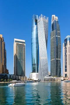 Vertical view of Cayan Tower and luxury boats in Dubai Marina 스톡 사진