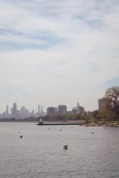 Vertical view of the Chicago skyline across the water Foto stock