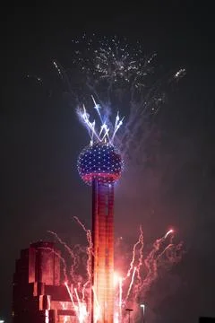 Vertical view of colorful fireworks exploding above the Reunion Tower in Dallas, Foto stock