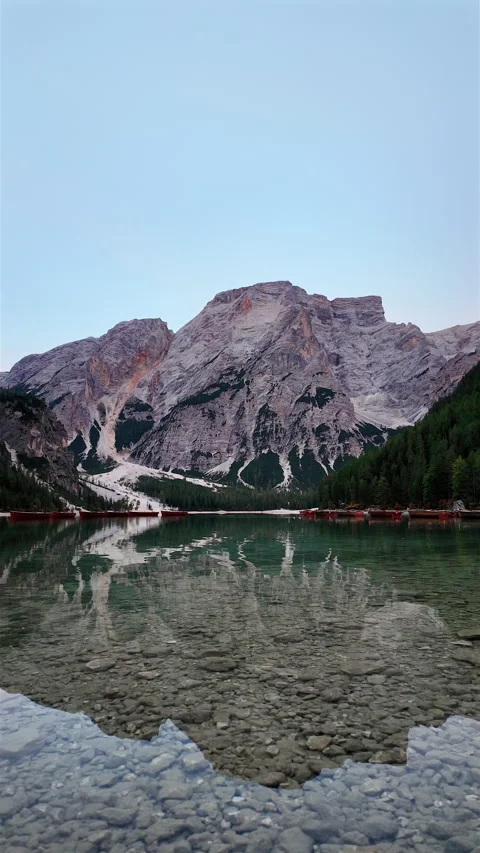 Vertical view of crystal clear water and mountain reflection at Lake Braies. 스톡 동영상 348095101