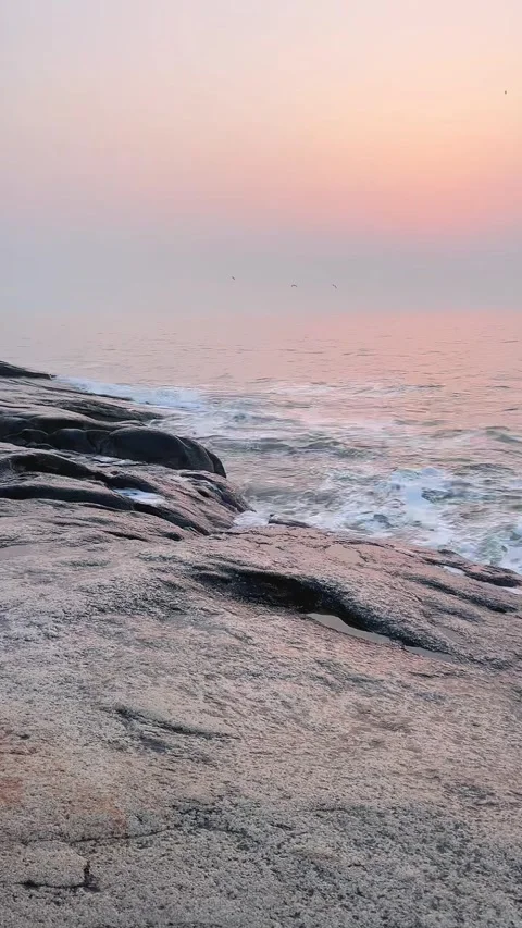 Vertical View of Deep Pink Sunset Ocean with Ambient Wave Sounds Video stock 330144279