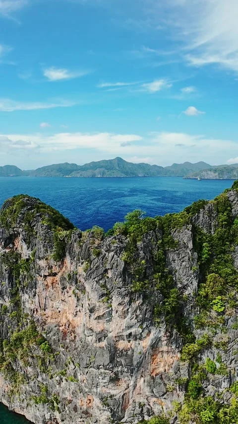 Vertical view of dramatic limestone cliffs and sea in El Nido, Palawan 스톡 동영상 318900982