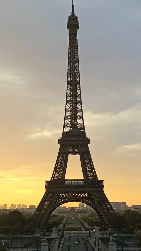 Vertical view of Eiffel Tower against golden sunrise sky in Paris. 스톡 동영상 347961407
