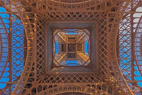 Vertical view of eiffel tower in paris from ground perspective 写真素材