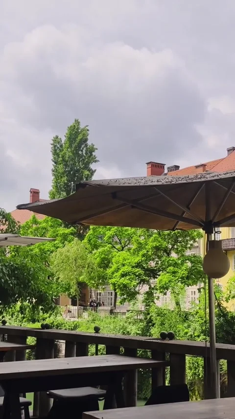 Vertical view of an empty outdoor café terrace in Ljubljana, with a large patio Vídeo Stock 342488959