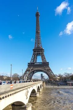 Vertical view of the enchanting Eiffel Tower along with the Paris city skyline Foto stock