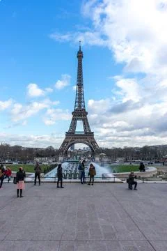 Vertical view of the enchanting Eiffel Tower along with the Paris city skyline 스톡 사진