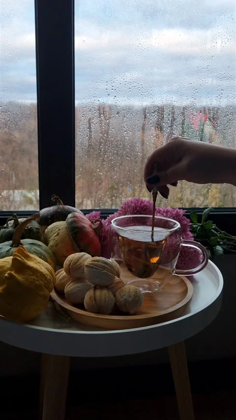 Vertical view of hand stirring tea with spoon in heart shaped glass cup. Vídeos de archivo 347818884