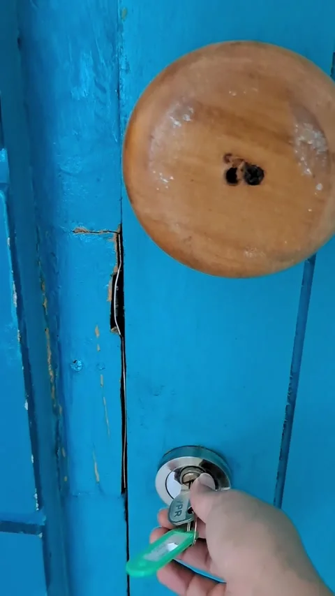 Vertical View of Hand Using Key on Blue Door Vídeo Stock 331410762