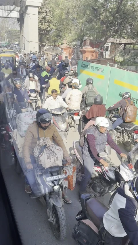 Vertical view of heavy motorcycle traffic and metro construction in Agra India Vídeo Stock 343149002