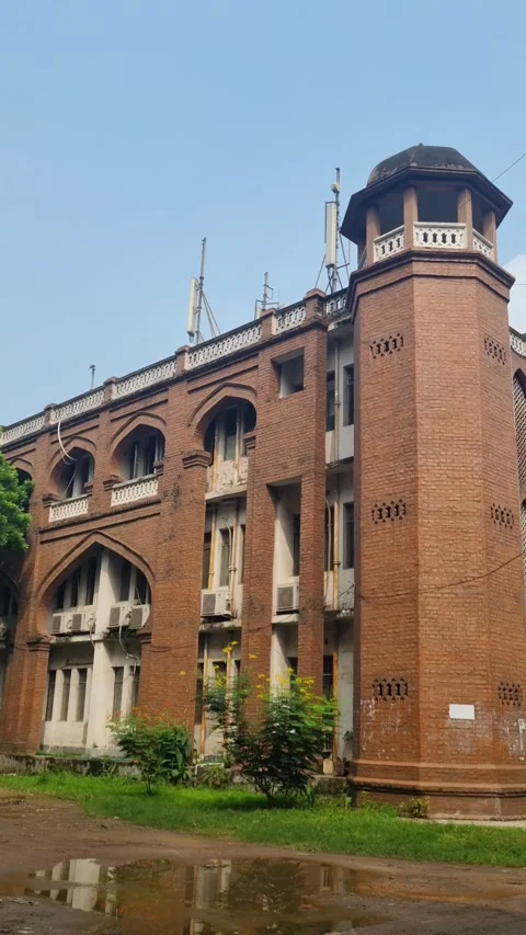 Vertical view highlighting the ornate architectural details of Curzon Hall Видео 326021488