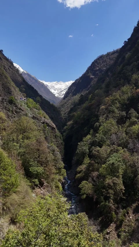 Vertical View of Himalayan Mountain Valley Near Kedarnath India Vídeos de archivo 335013915