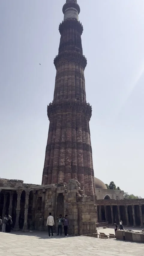 Vertical view of historic Qutb Minar minaret and ancient ruins New Delhi India Vídeo Stock 343132672