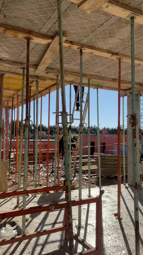 Vertical view of house and building under construction with rusty struts Vídeos de archivo 232136228