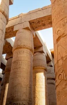 Vertical view of Hypostyle Hall with huge columns in Karnak temple in Luxor.. Stockfoto's