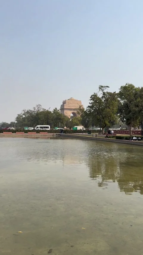 Vertical view of India Gate memorial and reflection pool in New Delhi Vídeo Stock 342968285