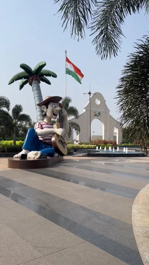 Vertical view of Indian flag and decorative statue at Mopa Airport in Goa Vidéo 342967933