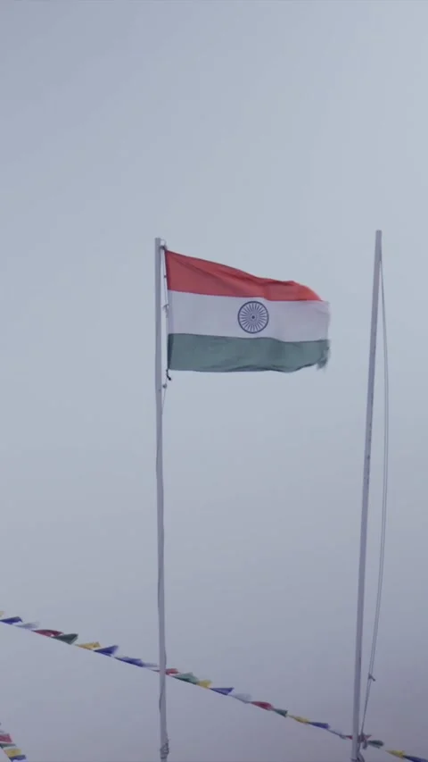 Vertical View of Indian National Flag at Umling La Pass, Ladakh Vídeos de archivo 339885781