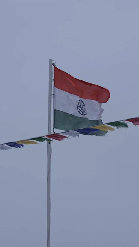 Vertical View of Indian National Flag at Umling La Pass, Ladakh 動画素材 339885802