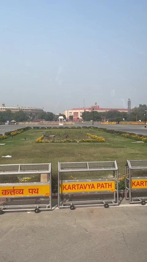 Vertical view of Kartavya Path barriers and Parliament building New Delhi India Vídeos de archivo 343156047