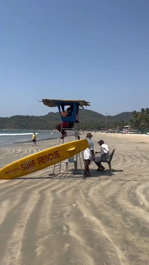 Vertical view of lifeguard tower and surf rescue board Palolem Goa Vídeo Stock 343134880