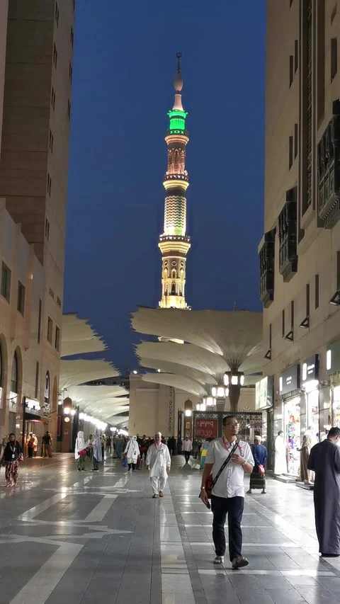 Vertical view of low light evening view one of the Nabawi Mosque minarets Видео 274471715