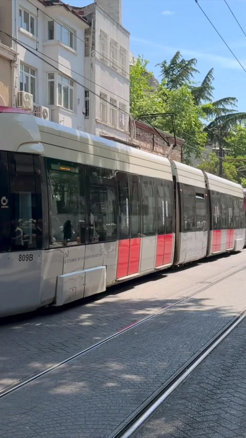 Vertical View of Modern Tram on Street in Istanbul Turkey Vídeo Stock 337294000