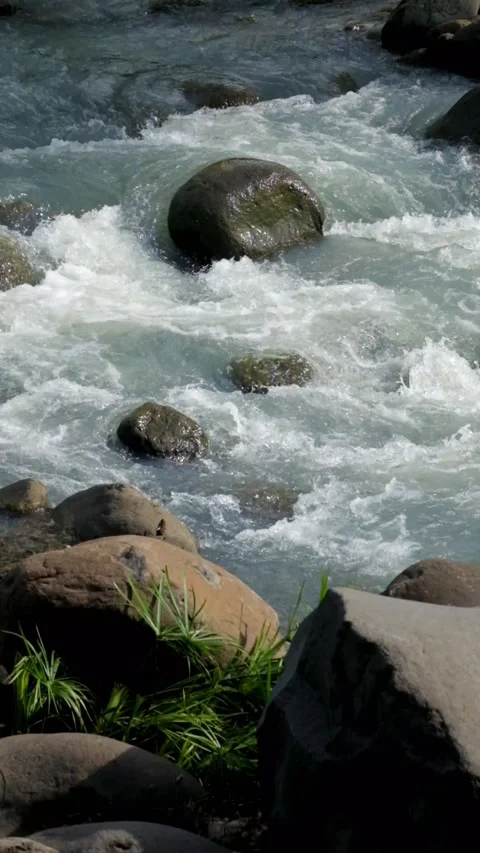 Vertical view of a mountain river flowing through rocks Stock-Footage 336796850