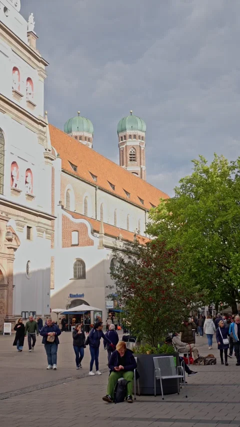 Vertical view of Munich old town, Frauenkirche in Munich at sunrise, vertical Stock Footage 321611963