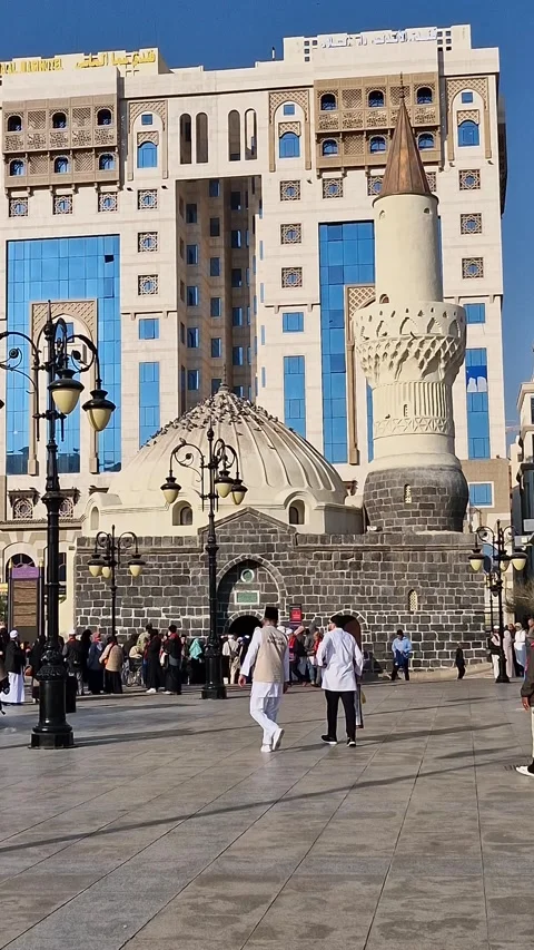 Vertical view of Muslim pilgrims walk on at the compound of Al Ghamamah mosque Stock Footage 315218959