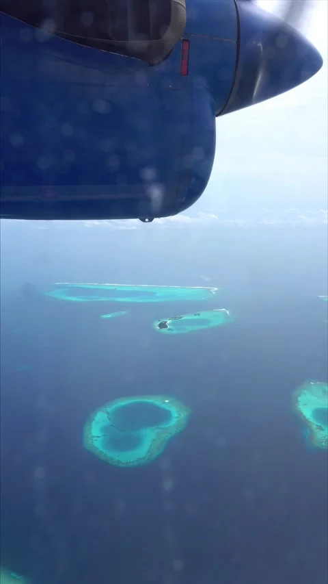 Vertical view of ocean and atoll from plane window 動画素材 280976869