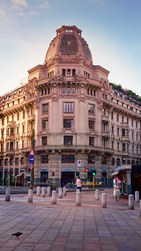 Vertical view of an ornate historic landmark building in central Milan 스톡 동영상 344099022