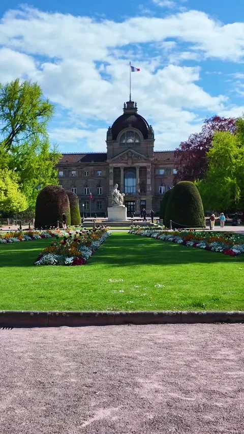 Vertical view of Palais du Rhin and gardens, Place de la Republique 库存影片 341605292