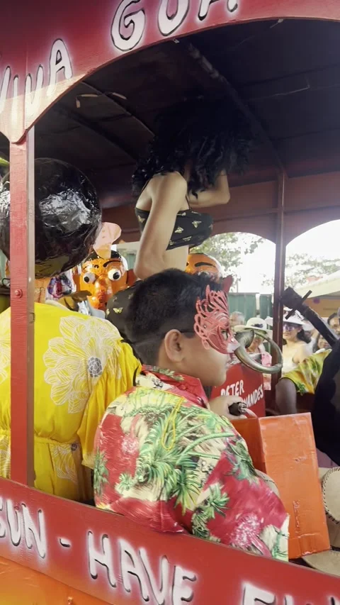Vertical view of parade floats and crowd at Panjim Carnival in Goa India Vídeo Stock 343134138