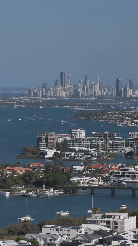 Vertical View Of Paradise Point Luxury Coastal Suburb In The City Of Gold Vídeos de archivo 336376831