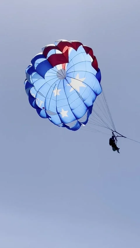 Vertical View of Parasailing with Australian Flag Parachute Over Ocean 스톡 동영상 326088696