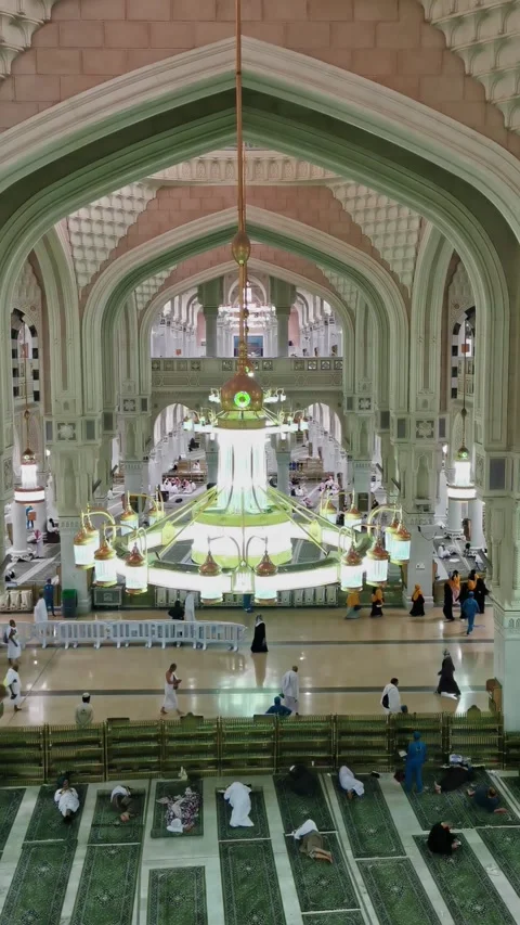 Vertical view of pilgrims in 'ihram' clothes rest inside Haram Mosque in Makkah 스톡 동영상 274472462