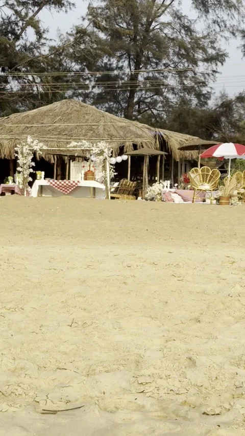 Vertical view of romantic beach shack setup and decorations on Calangute Beach Vídeos de archivo 343131751