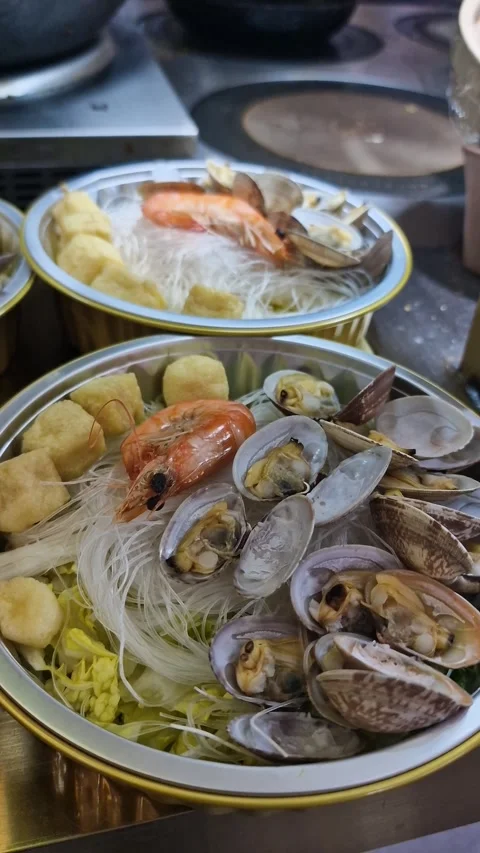 Vertical View of Seashells and Shrimps With Vegetables, Traditional Chinese Stockbeeldmateriaal 335217899