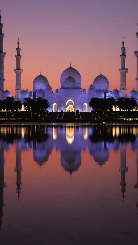 Vertical view of Sheikh Zayed Grand Mosque in Abu Dhabi, United Arab Emirates Stock Footage 331651888