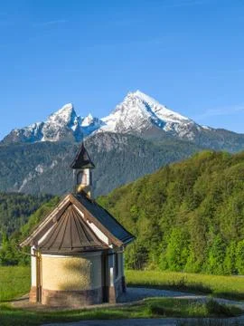 Vertical view of small chapel and snowy summit of Watzmann mountain Foto stock