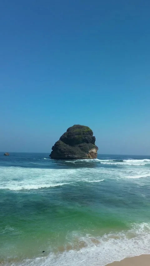 Vertical View Solitary Islet Goa Cina Beach Malang August 4 2026 Vídeo Stock 342401443