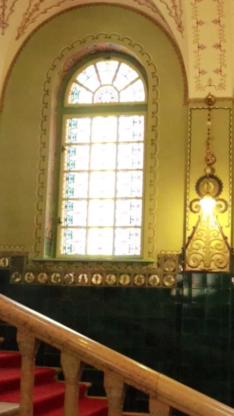 Vertical View of Stained Glass Window and Vintage Chandelier Vidéo 330368296