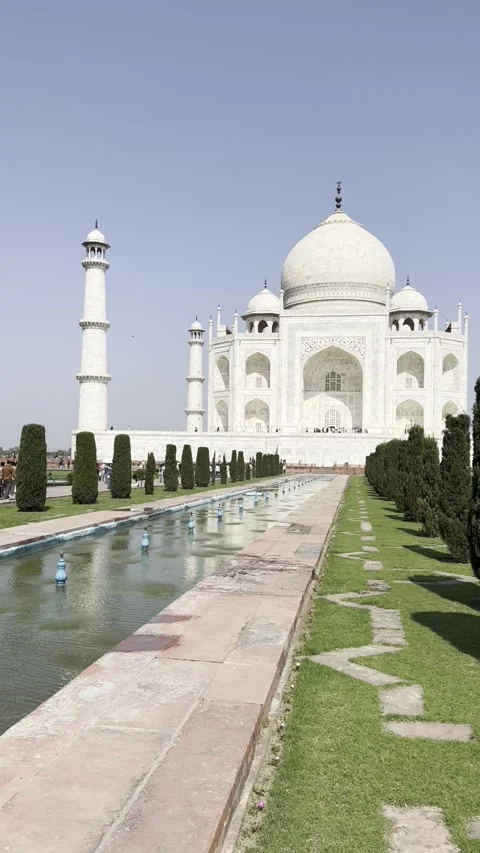 Vertical view of Taj Mahal white marble mausoleum and garden pool Agra India 스톡 동영상 343156049