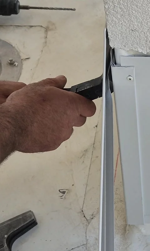 Vertical View of Tinsmith Working on Roof Flashing Installation 库存影片 334062129