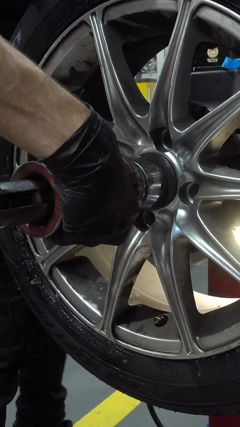 Vertical View of Tire Shop Worker Vidéo 303792724