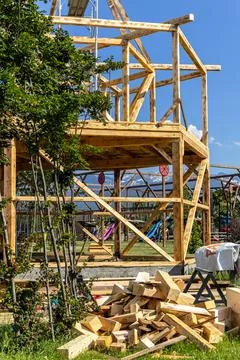 Vertical View of Traditional Timber Frame Building Under Construction Stock-Fotos
