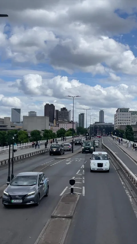 Vertical View of Traffic on Waterloo Bridge in London England 库存影片 334701856
